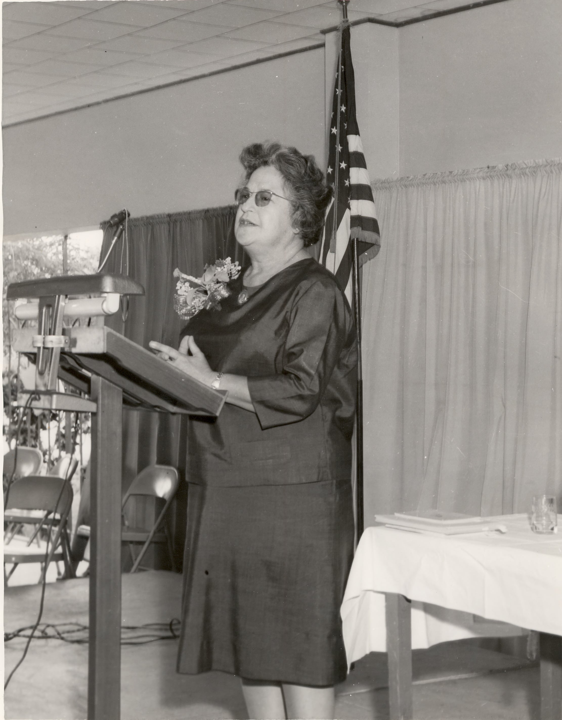 Carmen Conde dando una conferencia en la Universidad Católica de Ponce, Puerto Rico, el 13 de marzo de 1963.