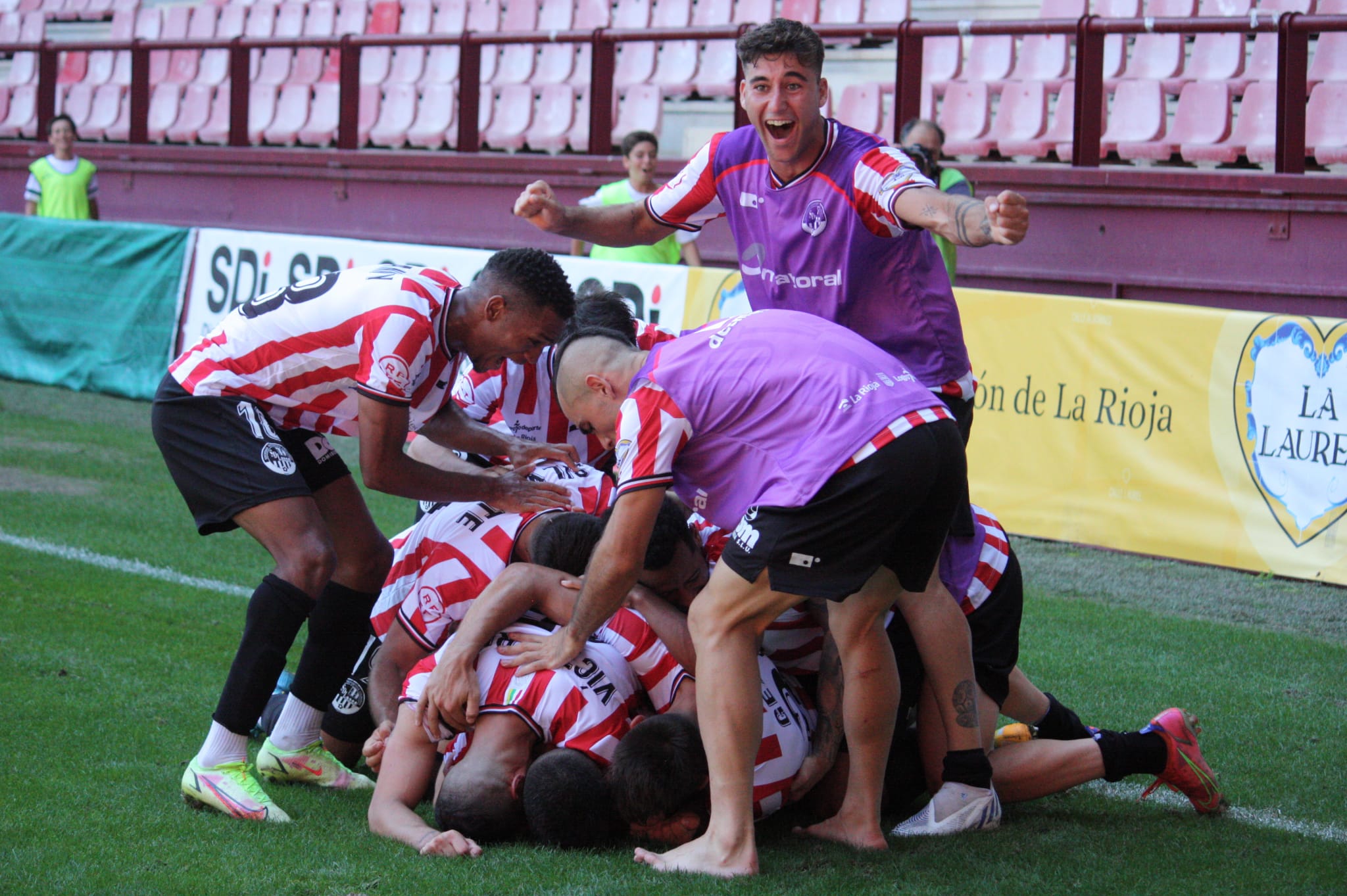 Los jugadores de la SD Logroñés celebran uno de sus goles