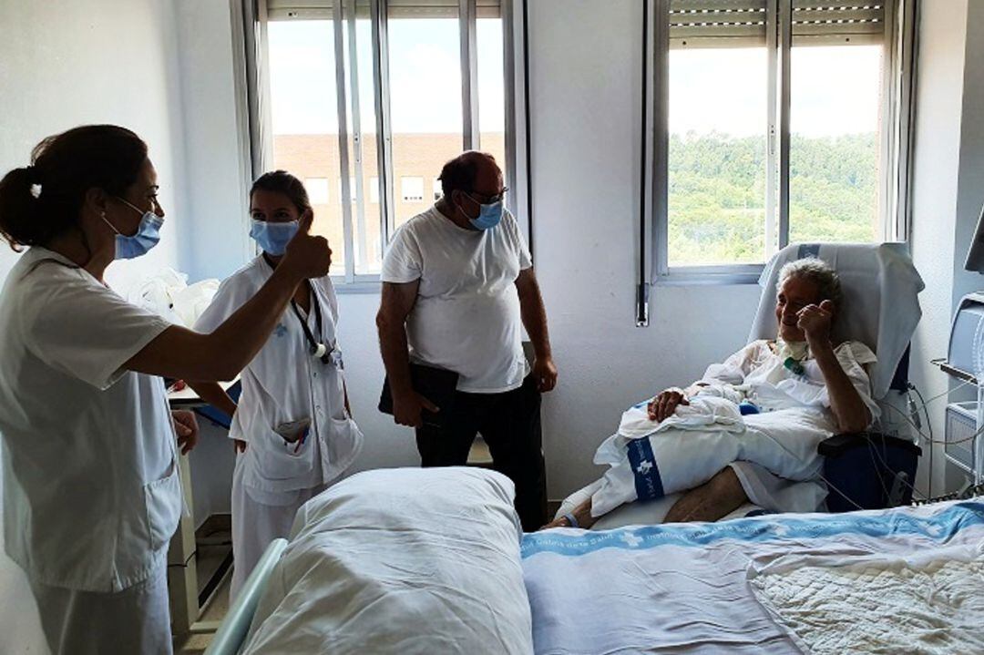 L'últim pacient de la unitat de crítics i semicrítics, Toni Vidal, amb el seu germà Osvald, abans de rebre l'alta de la UCI