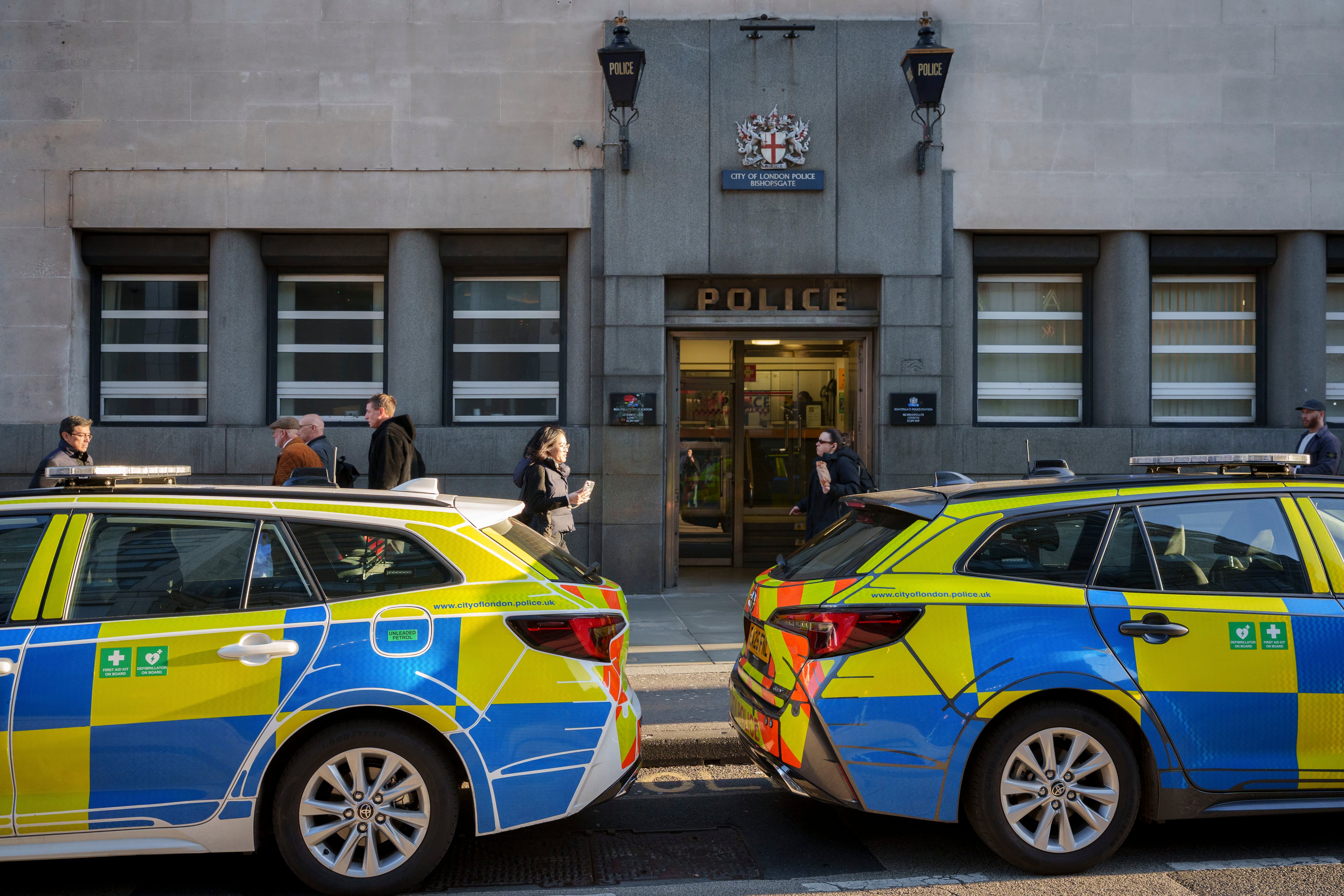 Exterior de una comisaría británica. 