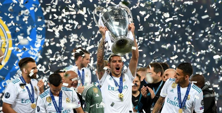 Theo Hernández celebra la Liga de Campeones.