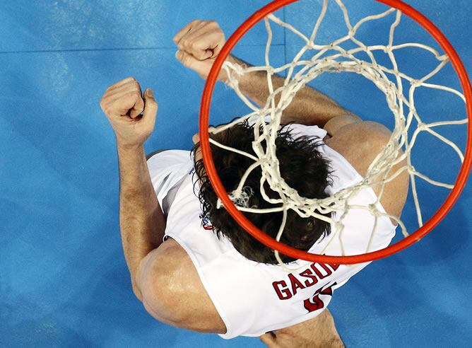 Pau Gasol celebra una canasta en las semifinales