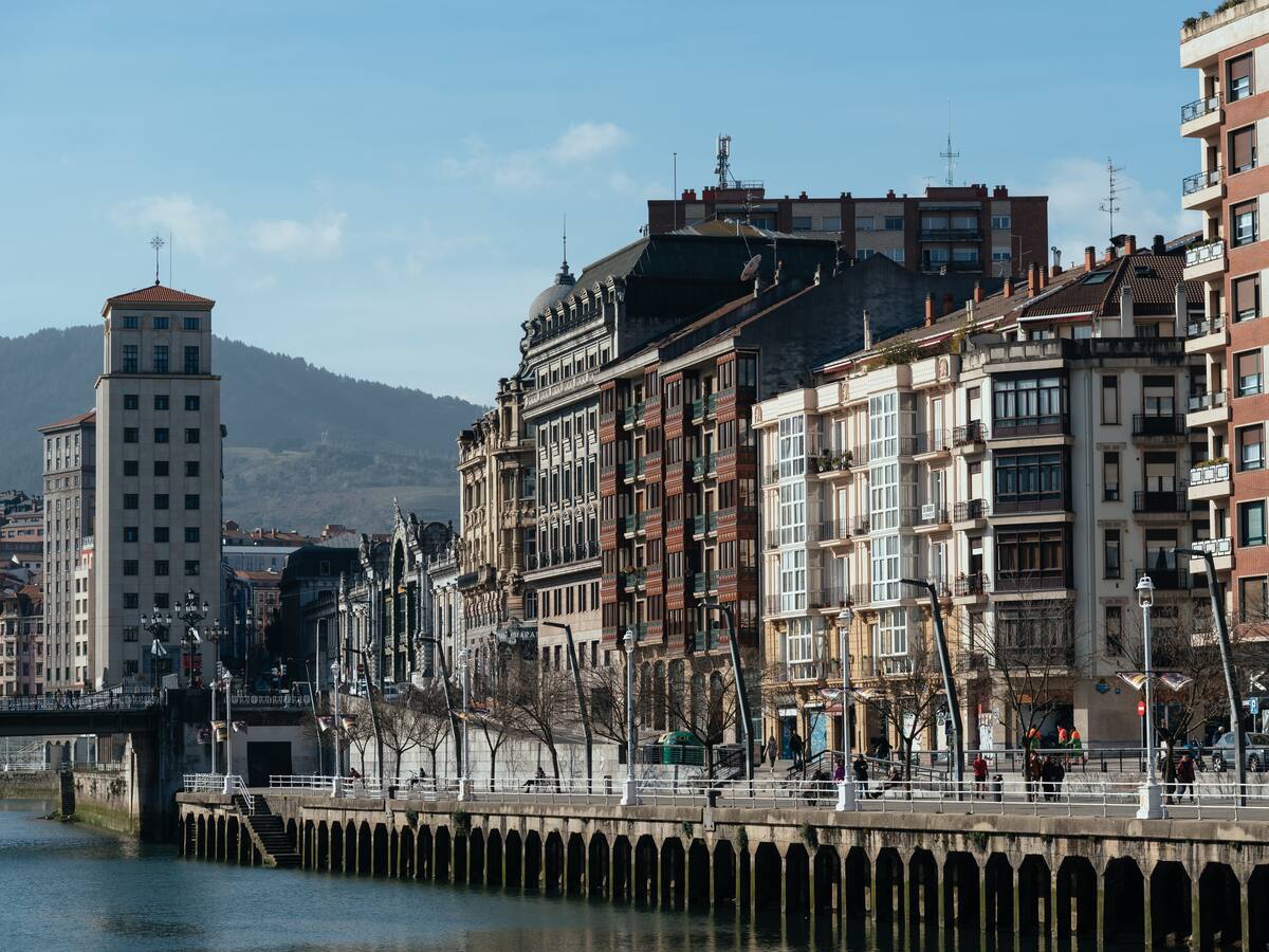 Reacción de la Asociación de Viviendas Turísticas en Bizkaia y la oposición en el Ayuntamiento de Bilbao