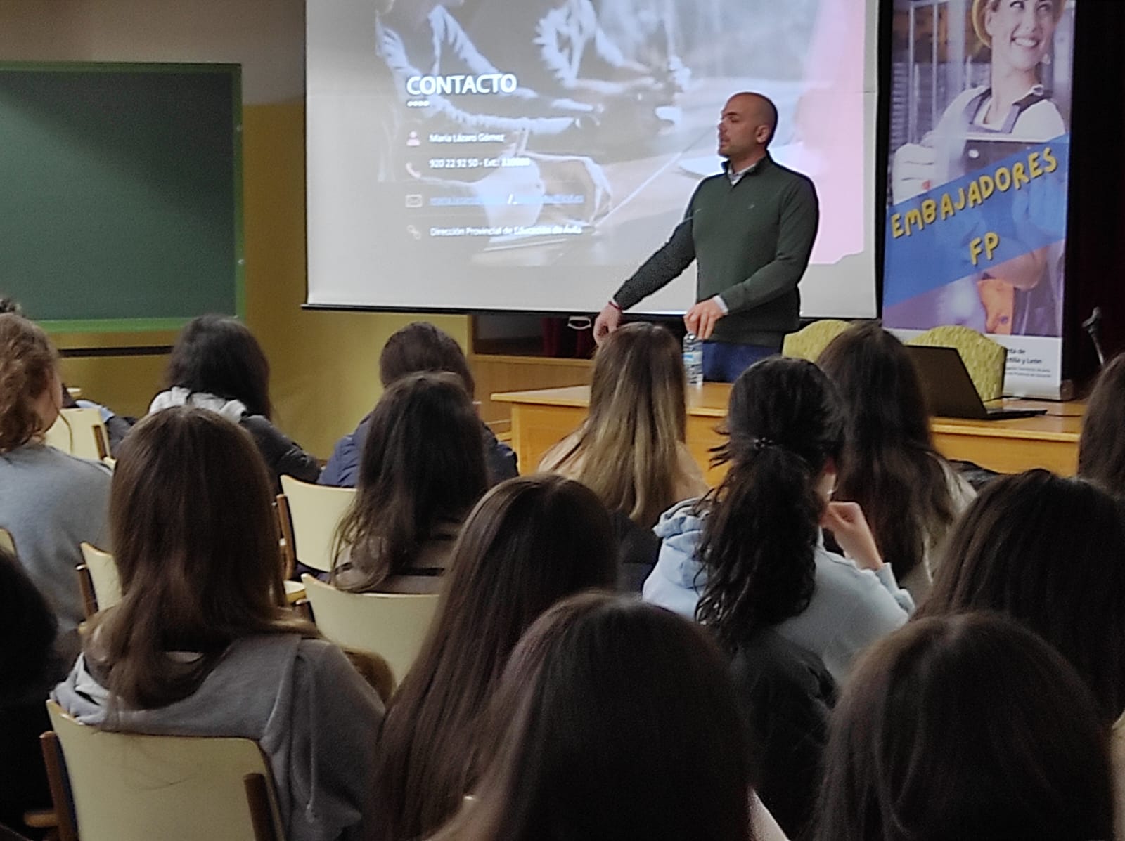 El presidente de CEOE Ávila dirigiéndose a los alumnos