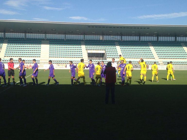 Los jugadores del Cristo Atlético y el Bupolsa se saludan antes del partido