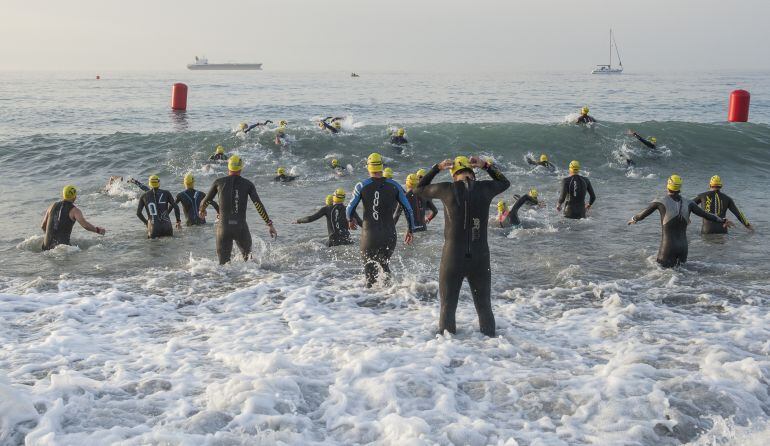 Los deportistas del Ultra Tri durante una de las pruebas en la edición de 2017