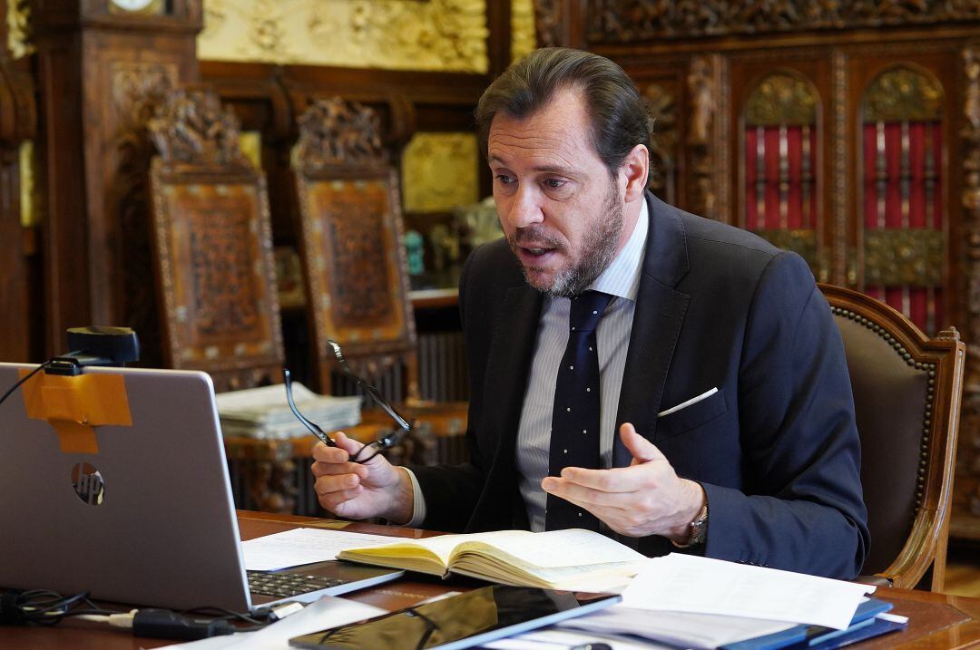 Óscar Puente durante la reunión con la Junta de Castilla y León