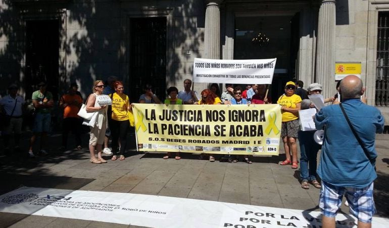 Imagen de una de las protestas de SOS Bebés Robados el pasado verano