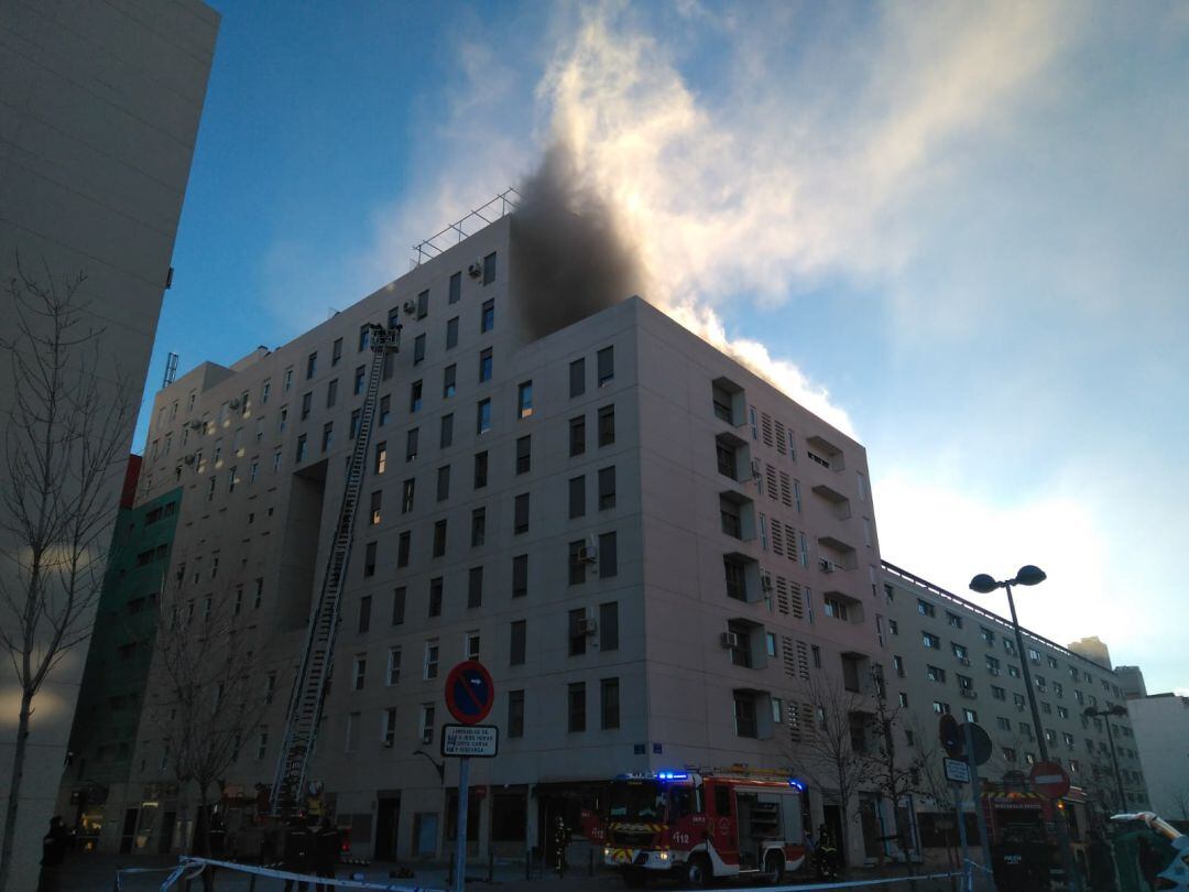 Incendio en un edificio de viviendas de la calle Perseo de Móstoles