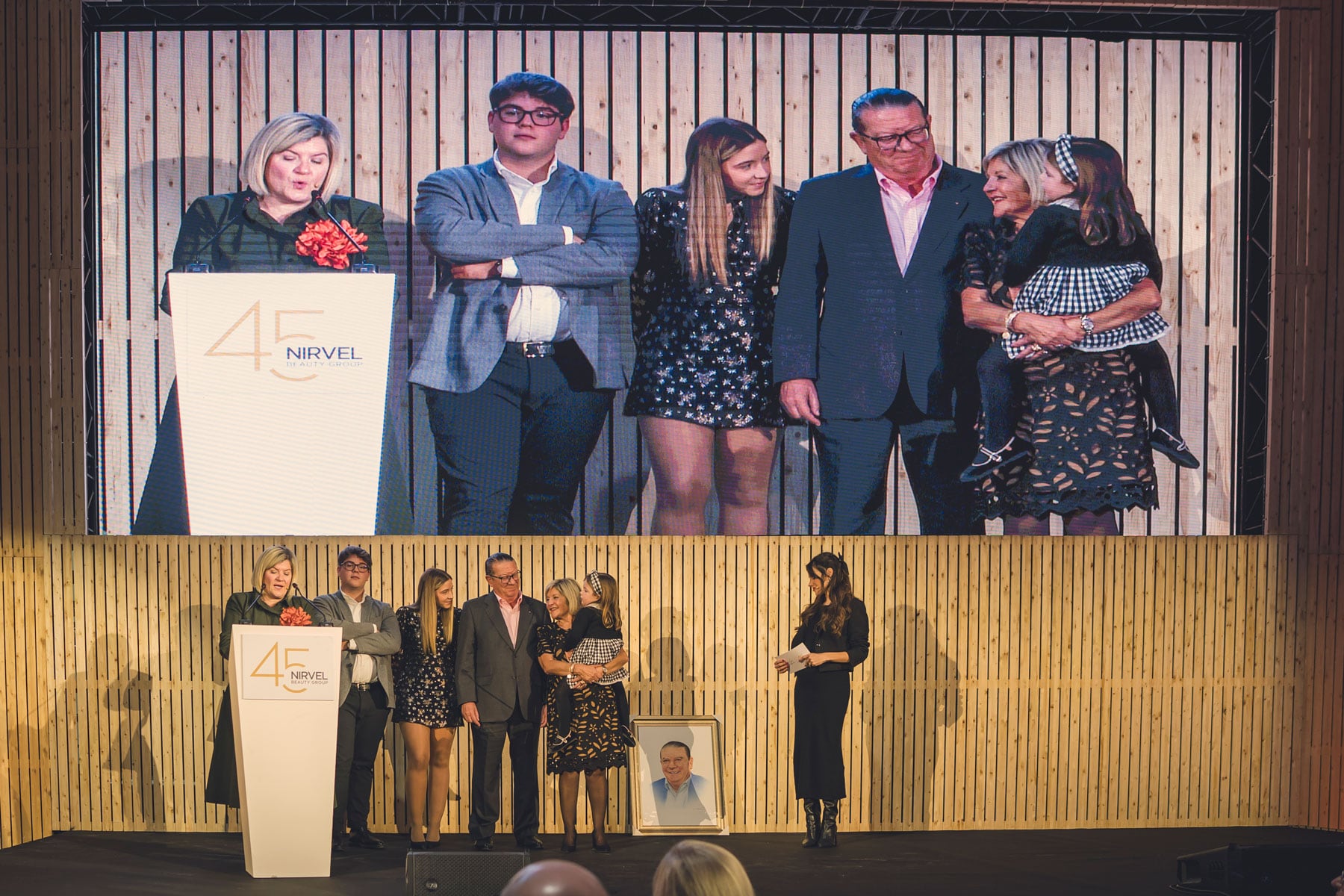 Jorge Vaquer, en el escenario principal, junto a su esposa, Amalia, su hija, Consuelo, y tres de sus nietos