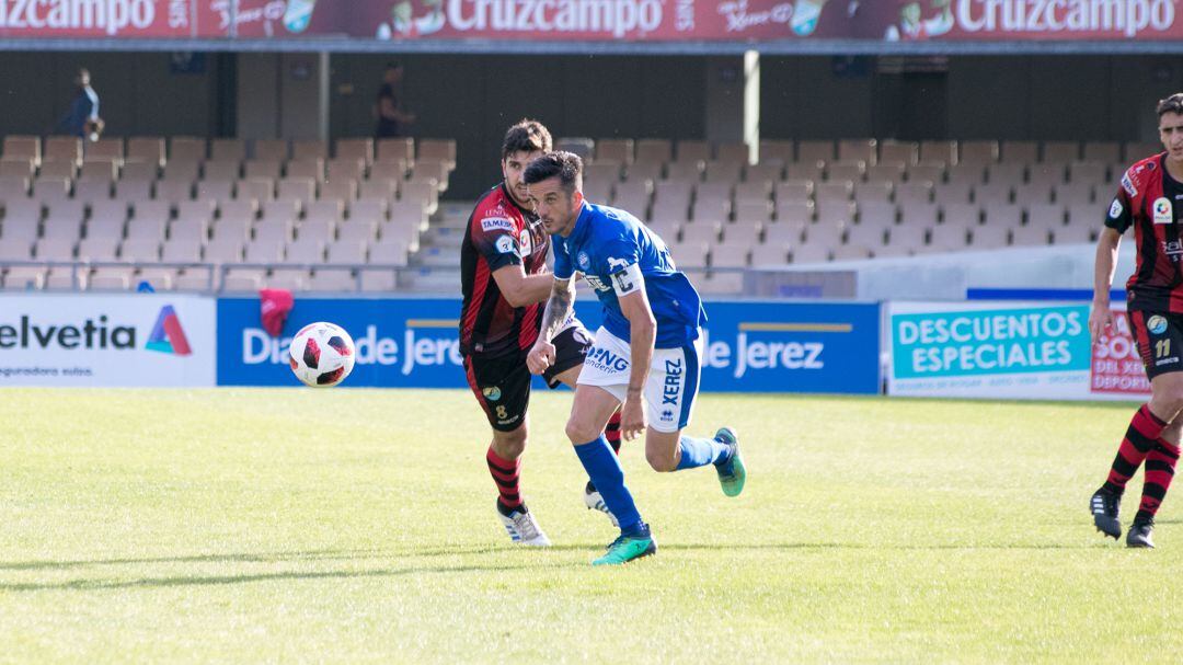 Antonio Bello tratando de llegar a un balón durante el partido en Chapín