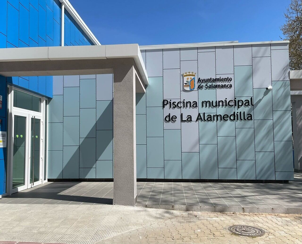 Entrada de la piscina de La Alamedilla de Salamanca