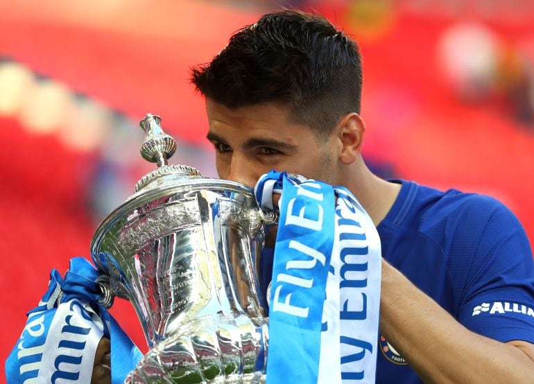 Morata celebrando en mayo el título de la FA Cup