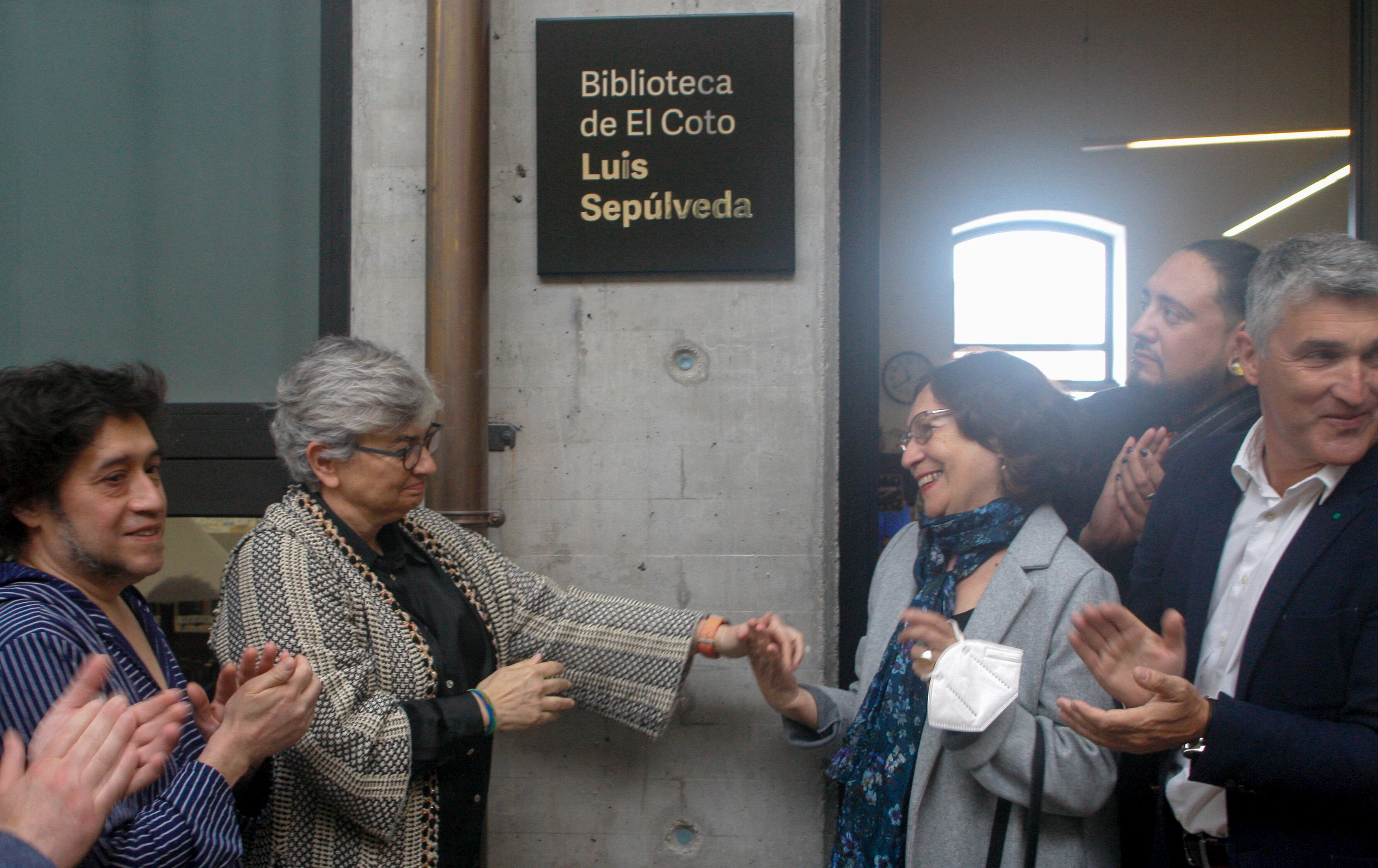 GIJÓN (ASTURIAS) 13/05/2022.- La alcaldesa de Gijón, Ana González (2i), la poetisa chilena Carmen Yáñez (2d), viuda de Luis Sepúlveda, Carlos Sepúlveda hijo (i) y el bibliotecario Jesús Fernández (d), amigo de la familia, durante el homenaje este viernes en Gijón al escritor chileno Luis Sepúlveda, fallecido por covid. EFE/Juan González.
