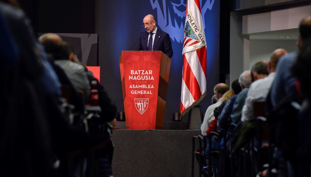 Aitor Elizegi interviene en la Asamblea General Ordinaria del Athletic Club, la primera presidida por él