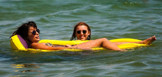 Una bañista tomando el sol en la playa