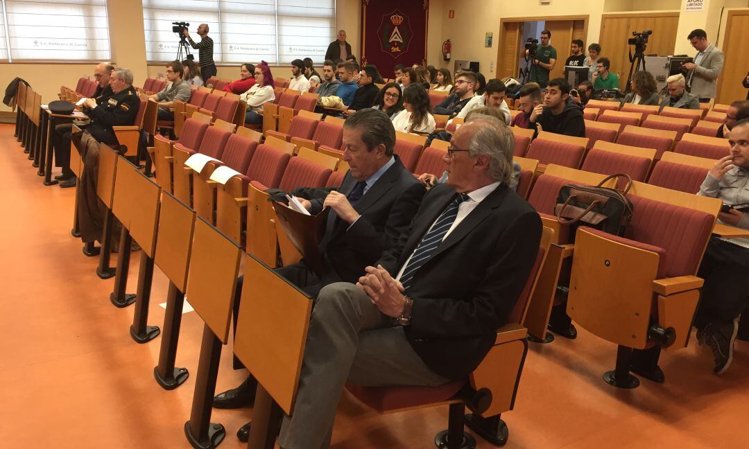 Federico Mayor Zaragoza (segundo por la derecha) antes de su intervención