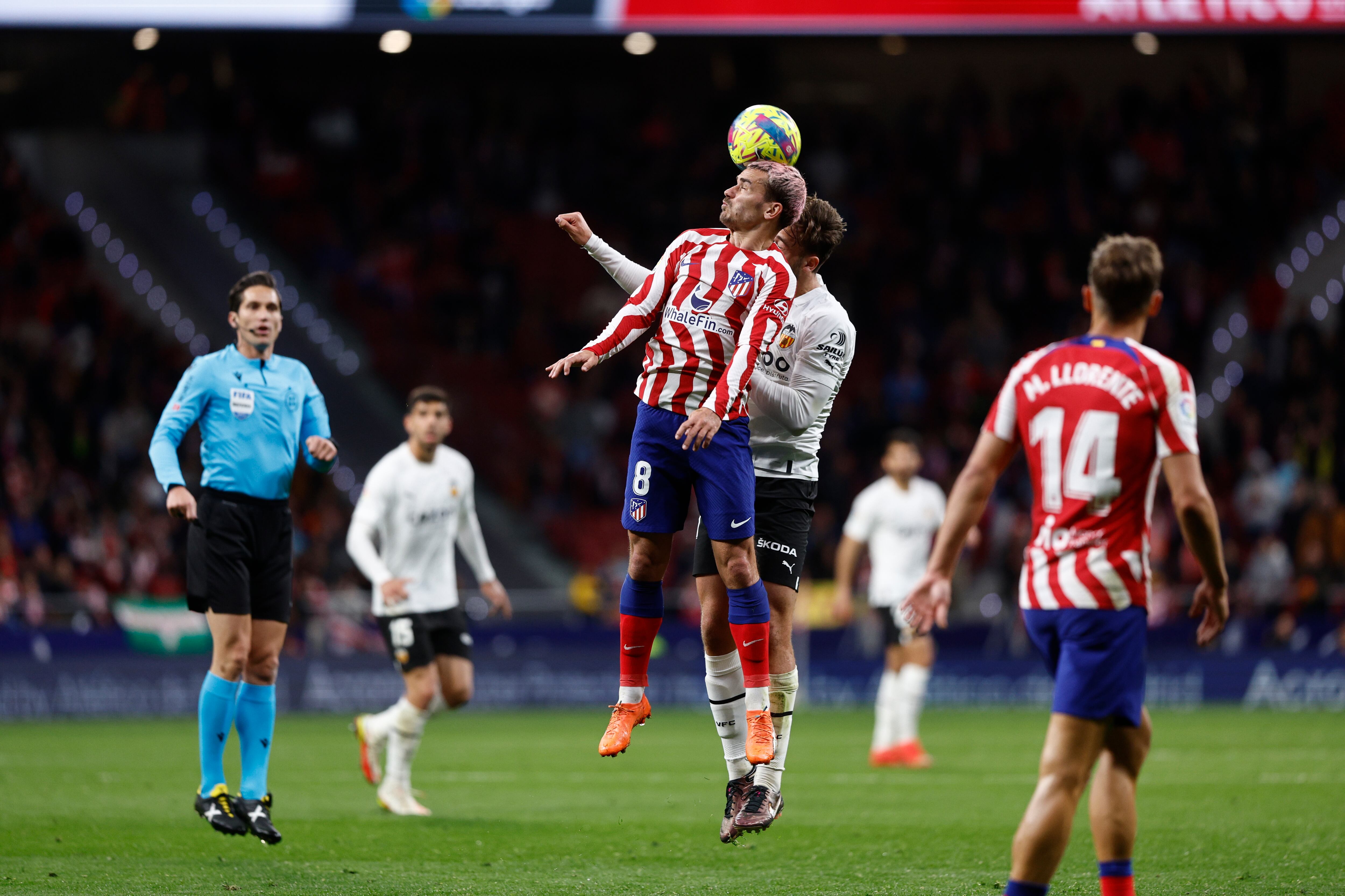 MADRID 18/03/2023.- El delantero francés del Atlético de Madrid Antoine Griezmann (c) disputa un balón durante el partido de la jornada 26 de LaLiga Santander que disputan este sábado en el Cívitas Metropolitano de Madrid. EFE/Rodrigo Jiménez
