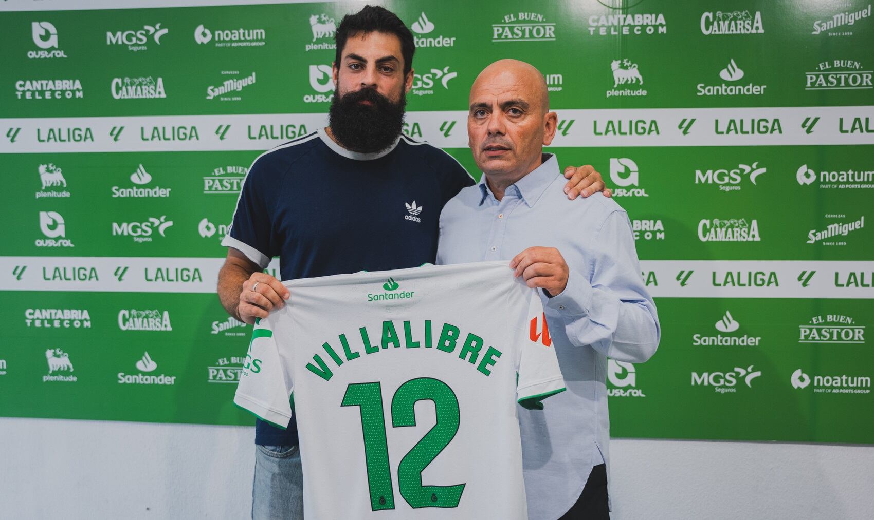 Asier Villalibre y Chema Aragón, posando en el estadio.