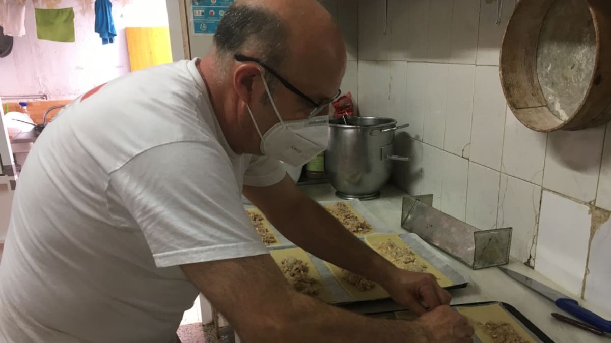 Juanjo Rausell, Pte. del Gremio de Panaderos y Pasteleros de Valencia, preparando una Coca salada de San Juan