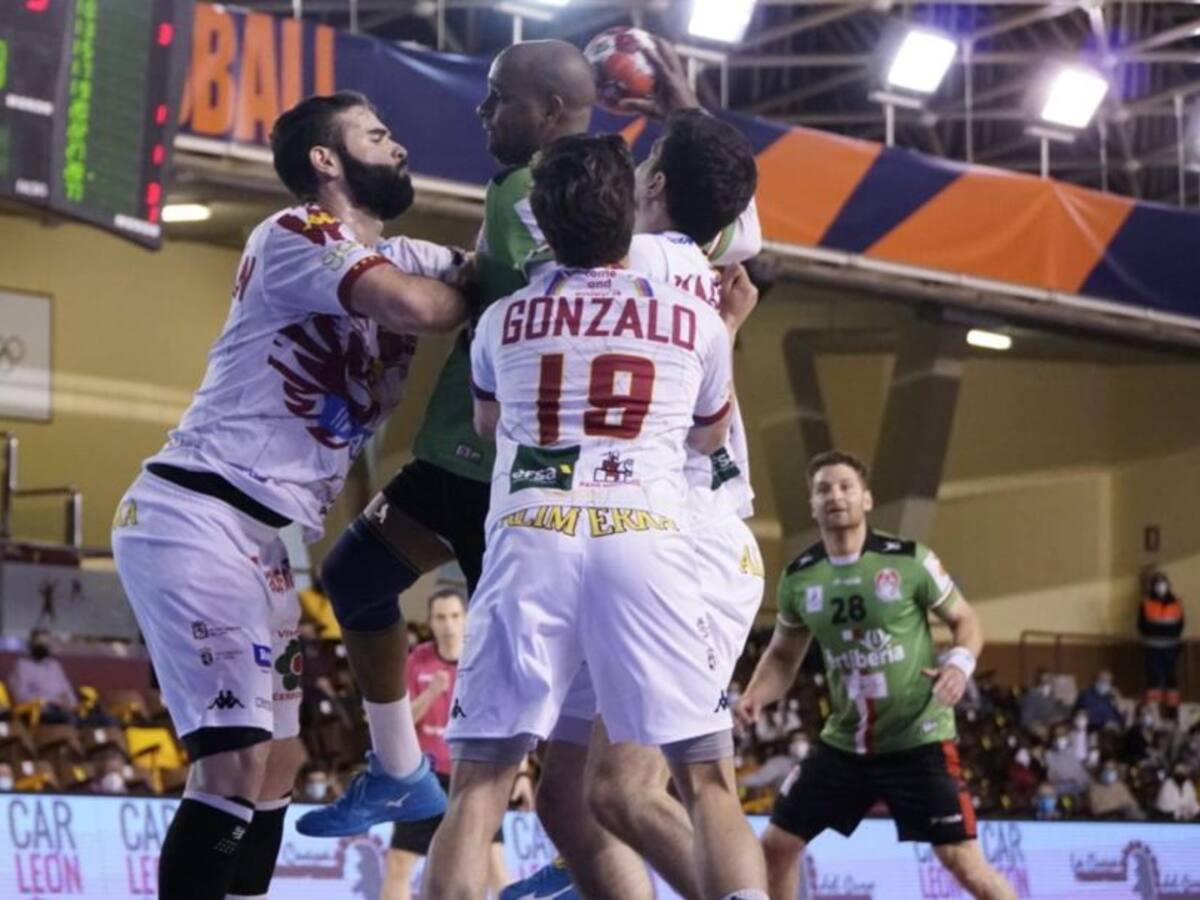 Ademar destroza al Puerto Sagunto a base de velocidad