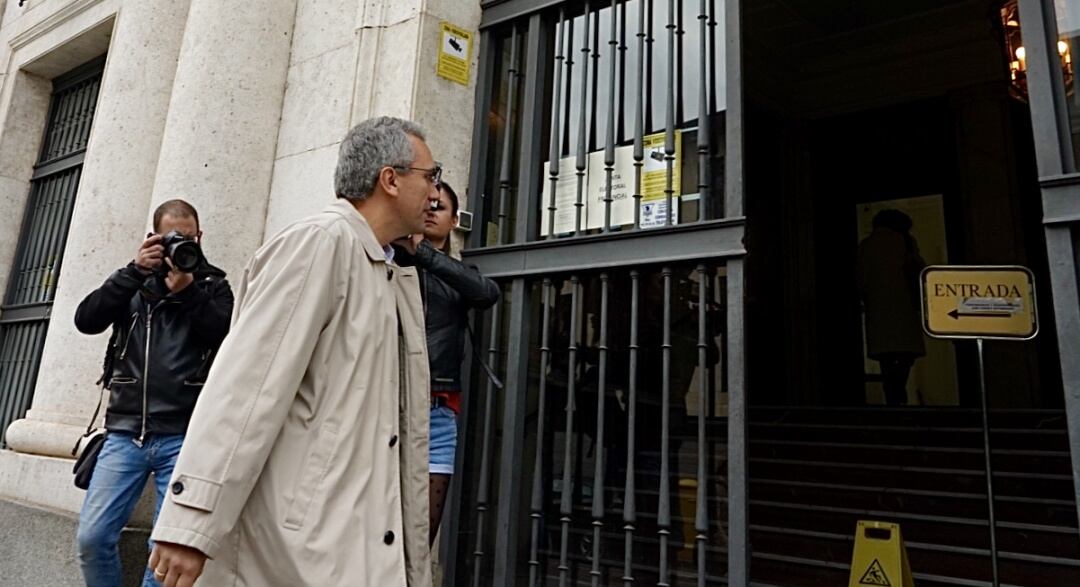 El socialista Javier Izquierdo a la entrada de la Audiencia Provincial de Valladolid