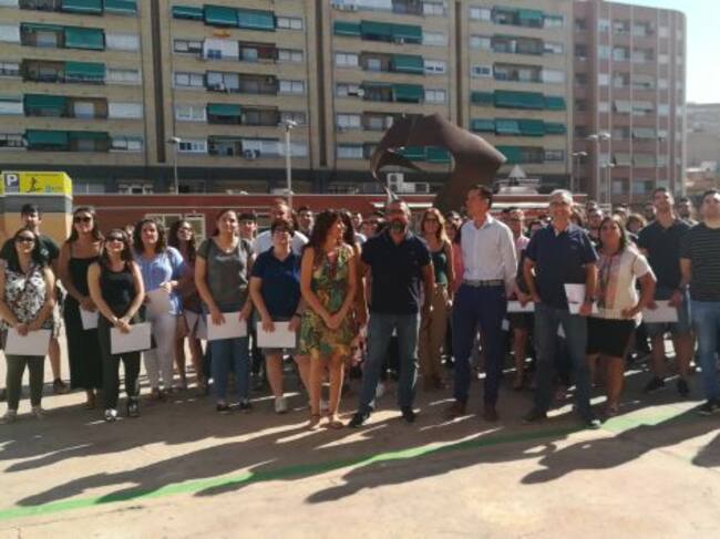 Foto de grupo de los jóvenes que se incorporan al Ayuntamiento de Elda