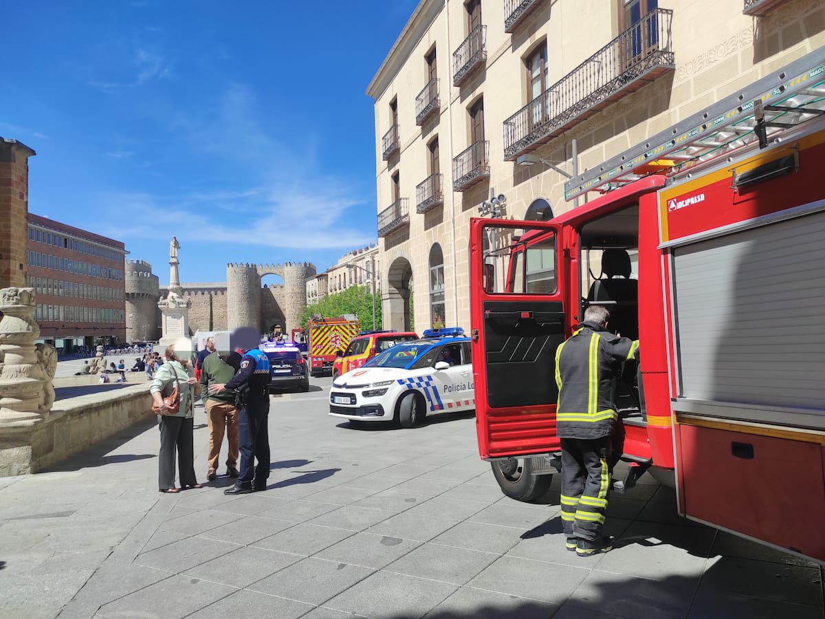 Un cortocircuito en la oficina de Caixabank deja sin luz al centro de Ávila