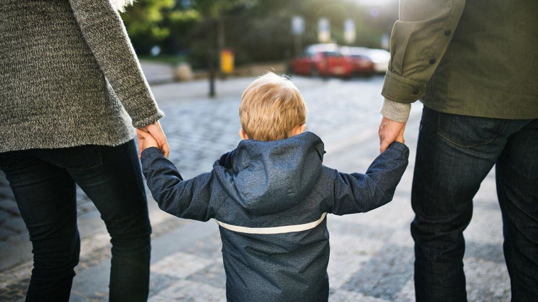 Una pareja pasea con su hijo