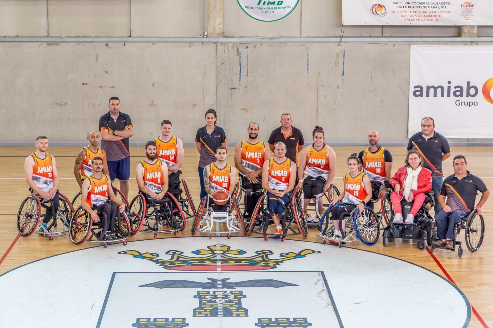 Encarnación Rodríguez y Esther Jiménez posan con la plantilla del BSR Amiab Albacete