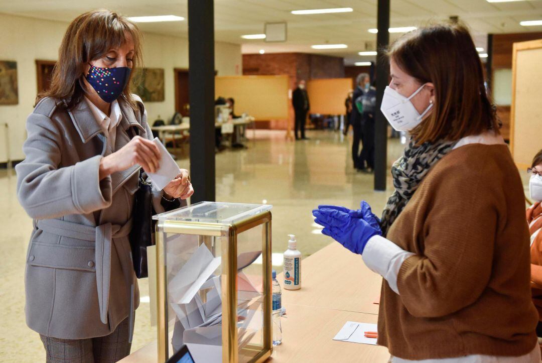 La única candidata en las elecciones al Rectorado de la UPV, Eva Ferreira, votando en una mesa en la facultad de Economía y Empresa de Sarriko en Bilbao