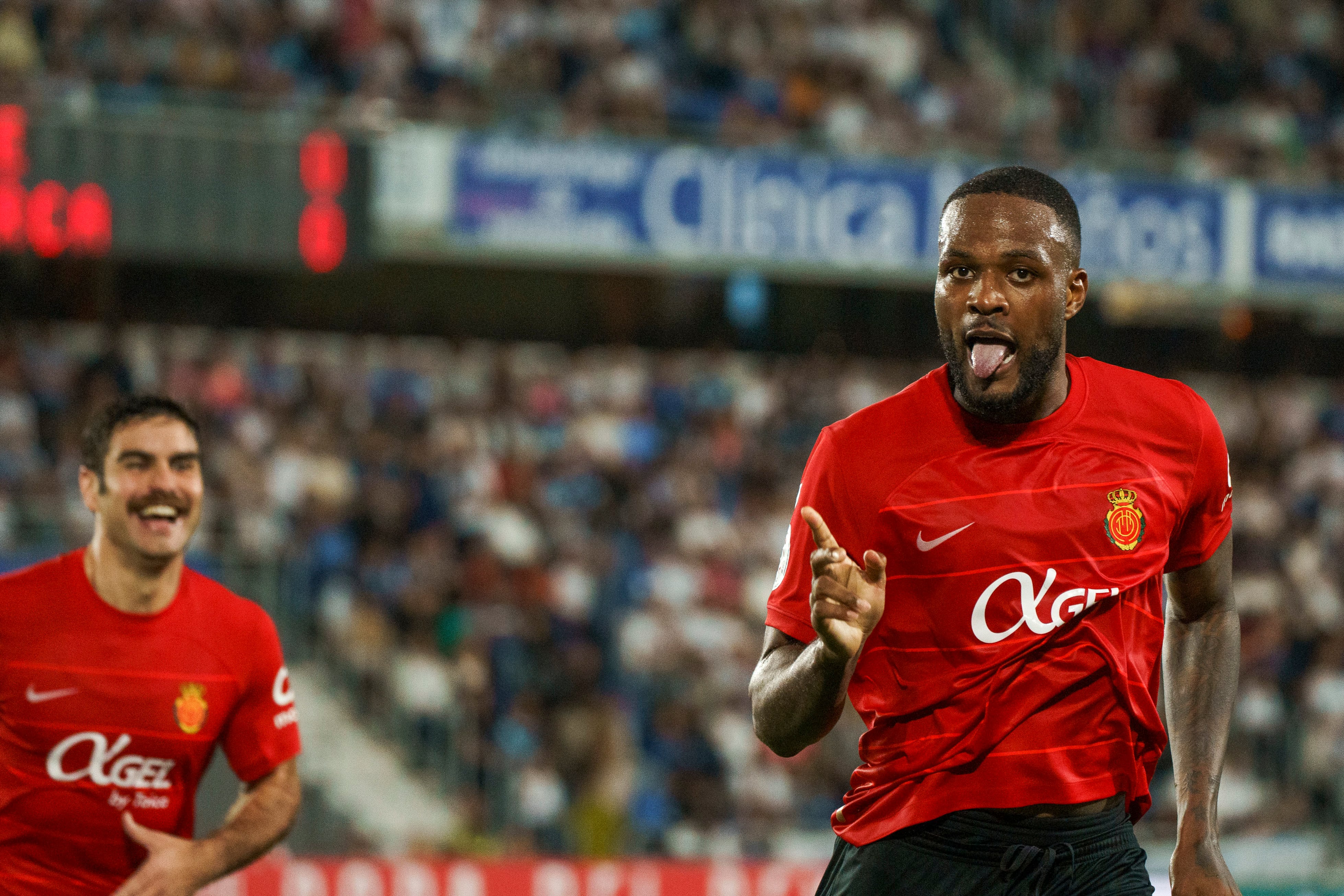 SANTA CRUZ DE TENERIFE, 16/01/2023.- El delantero canadiense del Mallorca, Cyle Larin, celebra el gol que ha dado la victoria a su equipo en el encuentro de octavos de final de la Copa del Rey que han disputado este martes frente al Tenerife en el estadio Heliodoro Rodríguez López de Santa Cruz de Tenerife. EFE/Ramón de la Rocha
