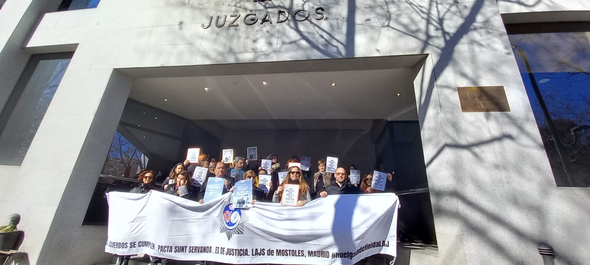 Allí hablamos con una letrada que nos explica cual es su labor y por qué realizan esta huelga.