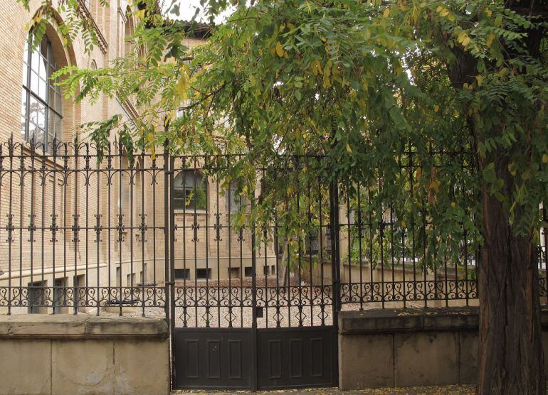 Tras esta valla crecían en tiempos el Estramonio y la Adormidera