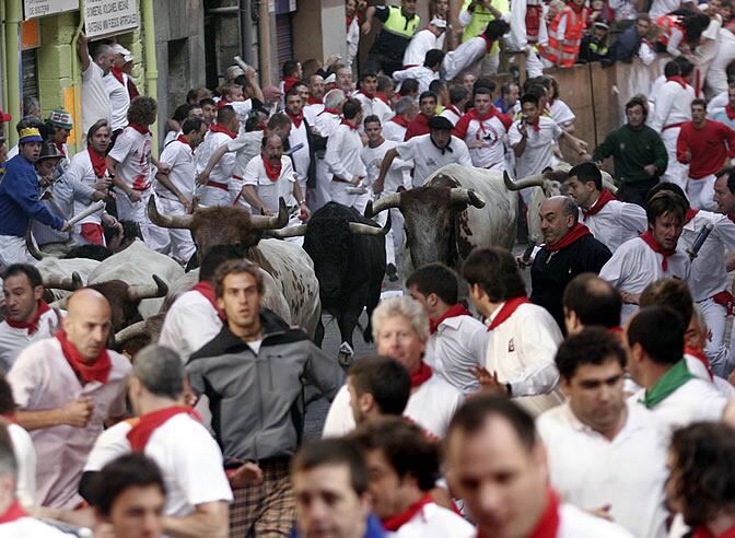 Como en todas las ediciones, son cientos las personas que se echan a la calle para correr delante de los toros.