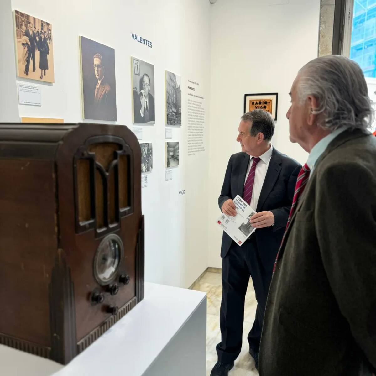Un paseo por los 90 años de Radio Vigo con el comisario de la exposición