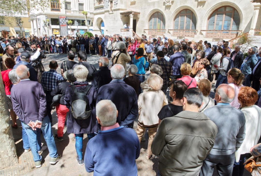 Cientos de personas han participado en la concentración de repulsa por la muerte de la anciana 