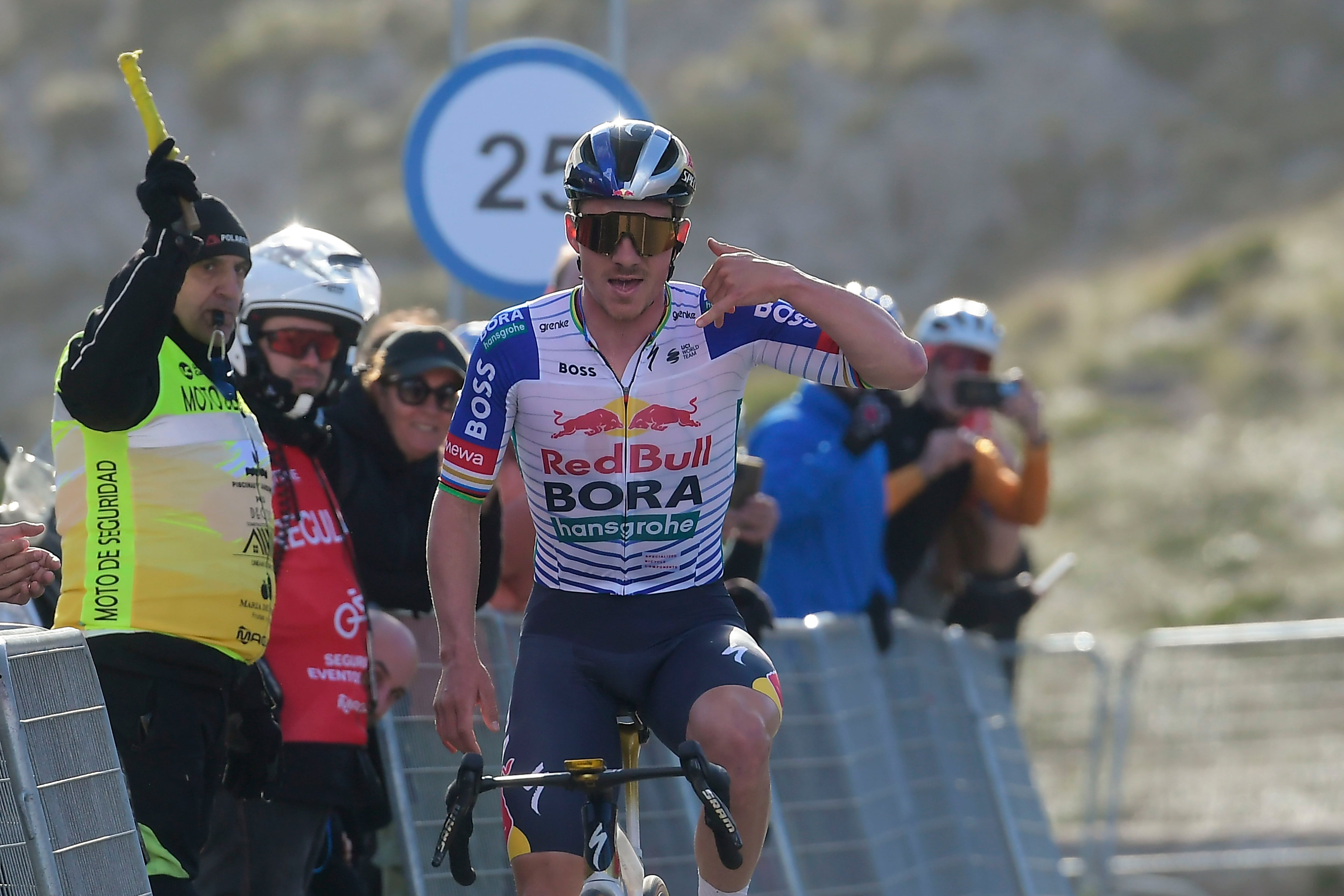 BANYALBUFAR (PALMA DE MALLORCA), 31/01/2026.- El ciclista del equipo Red Bull Bora Remco Evenepoel celebra su victoria en la cuarta etapa de la XXXV Garden Hotels-Luxcom Challenge Ciclista Mallorca. EFE/MIQUEL A. BORRÀS