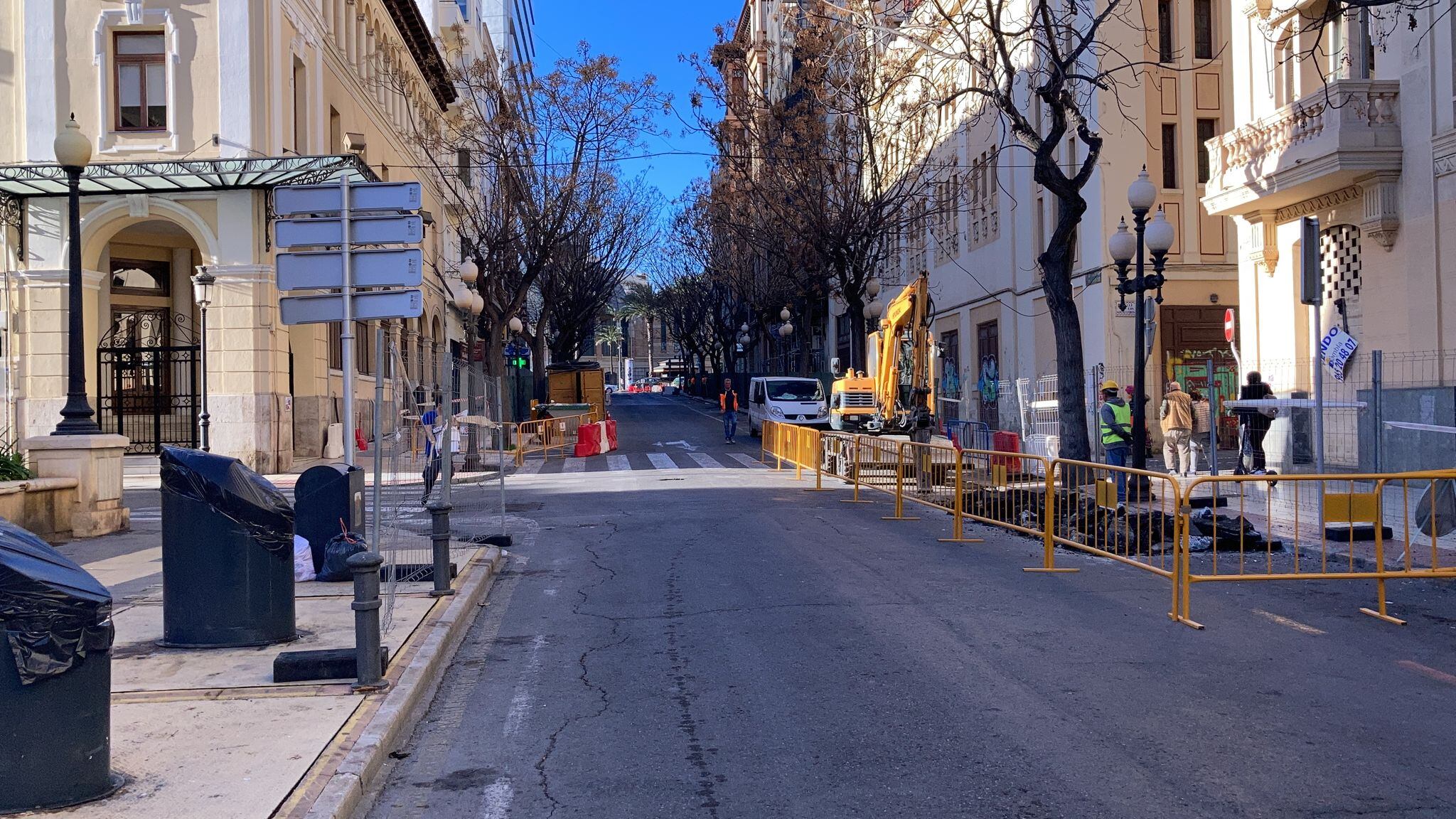 Obras de peatonalización de la Avenida de la Constitución en el centro de Alicante que formará parte de una zona de bajas emisiones