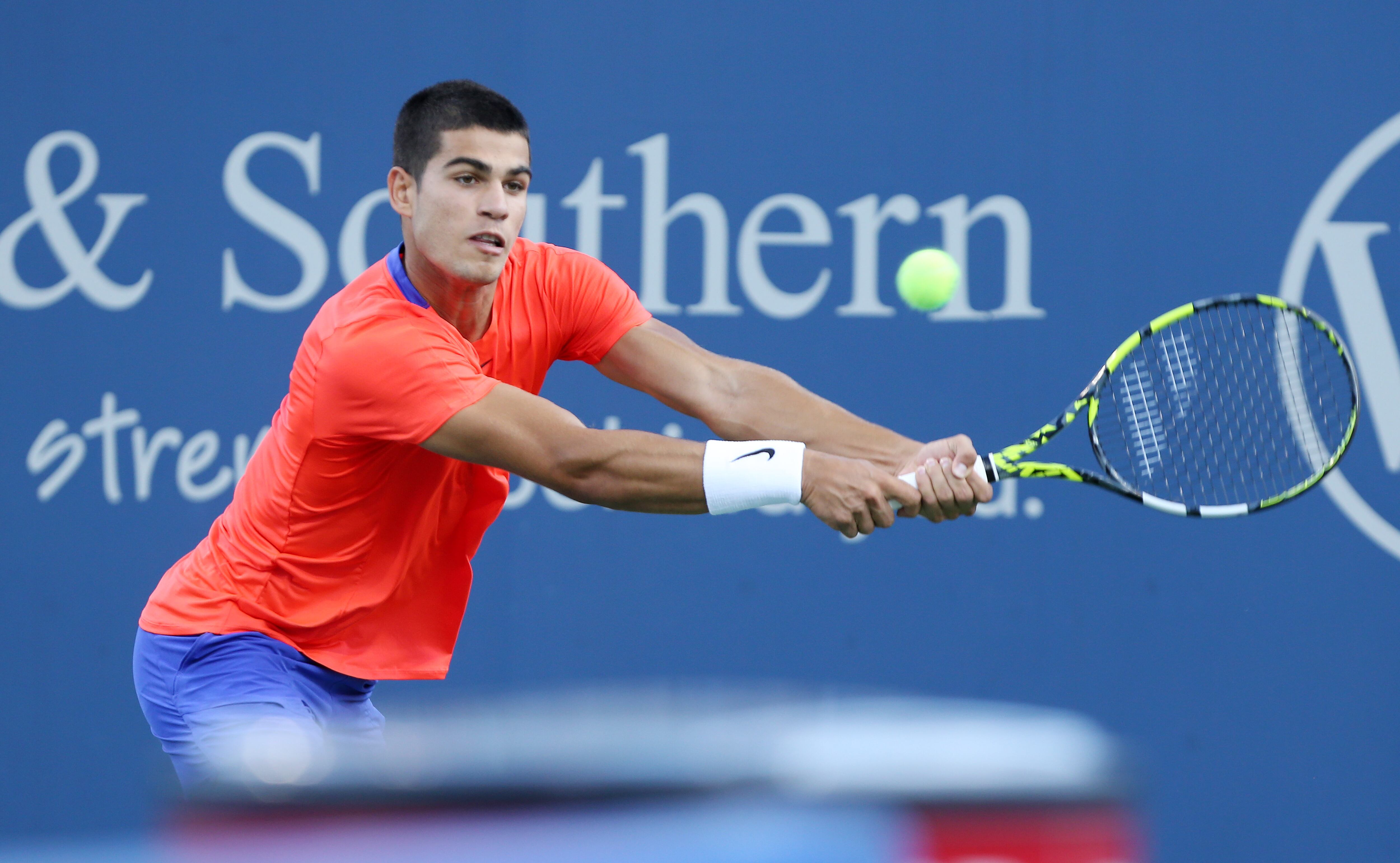 AME9890. MASON (ESTADOS UNIDOS), 16/08/2022.- Carlos Alcaraz de  España devuelve una pelota ante Mackenzie McDonald. EFE/ Mark Lyons