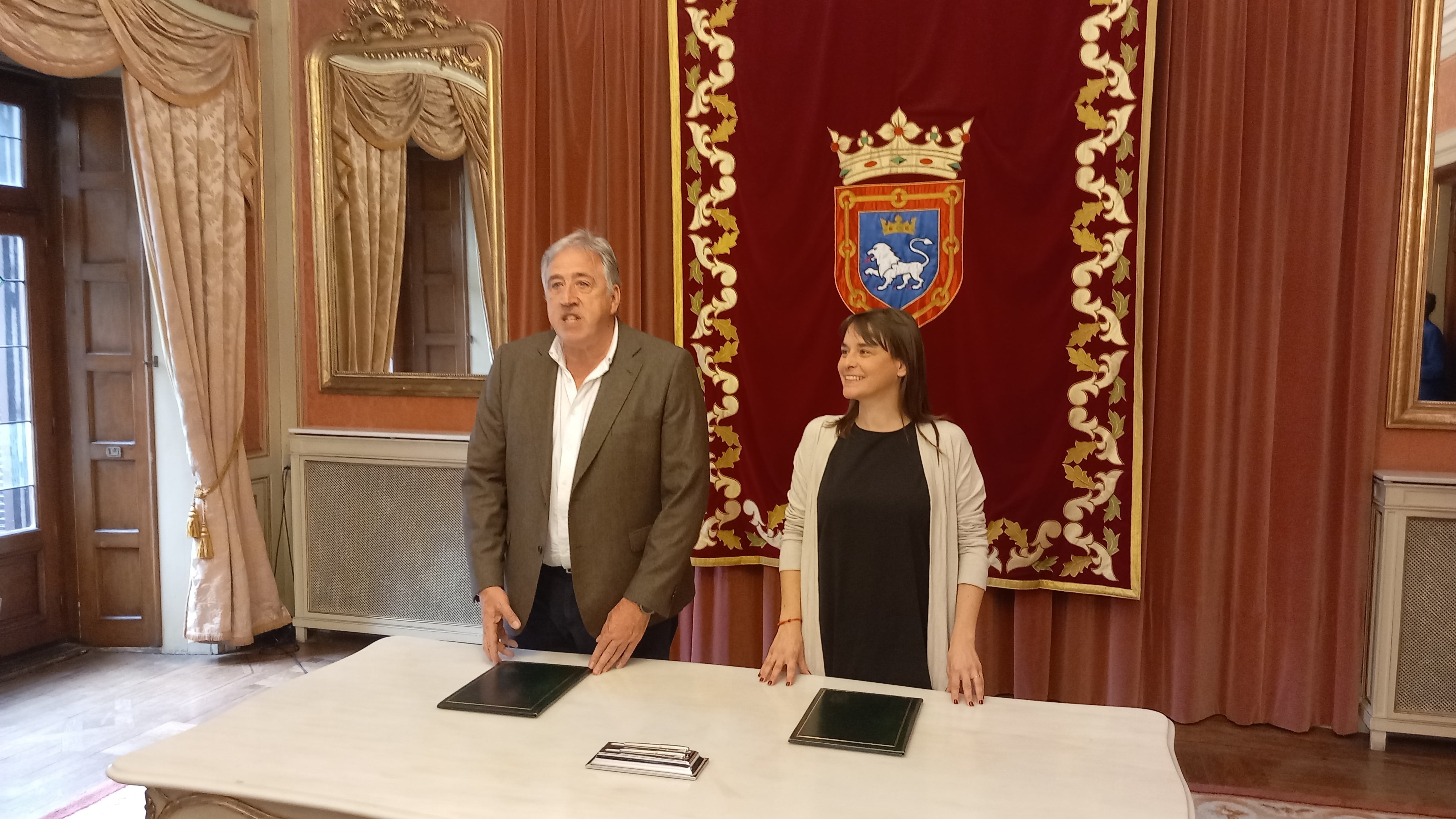 Joseba Asirón, alcalde de Pamplona, junto a Begoña Alfaro, consejera de vivienda del Gobierno de Navarra