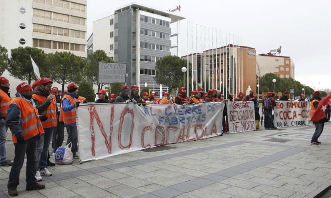 Imagen de una de las protestas de los trabajadores de Coca-Cola Madrid frente al Palacio Municipal de Congresos por la decisión de la dirección de la multinacional.