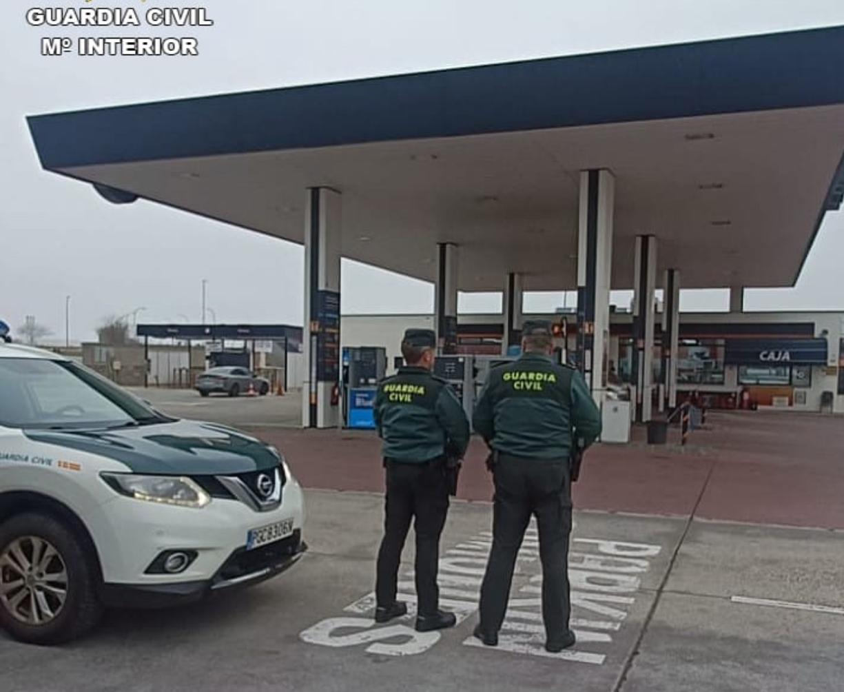 Patrulla de la Guardia Civil en una gasolinera de la A-2