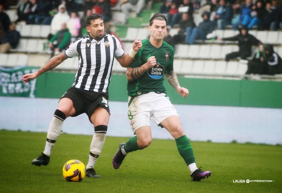 Eneko Jauregi, en una jugada del Racing-Castellón en A Malata (foto: LaLiga Hypermotion)