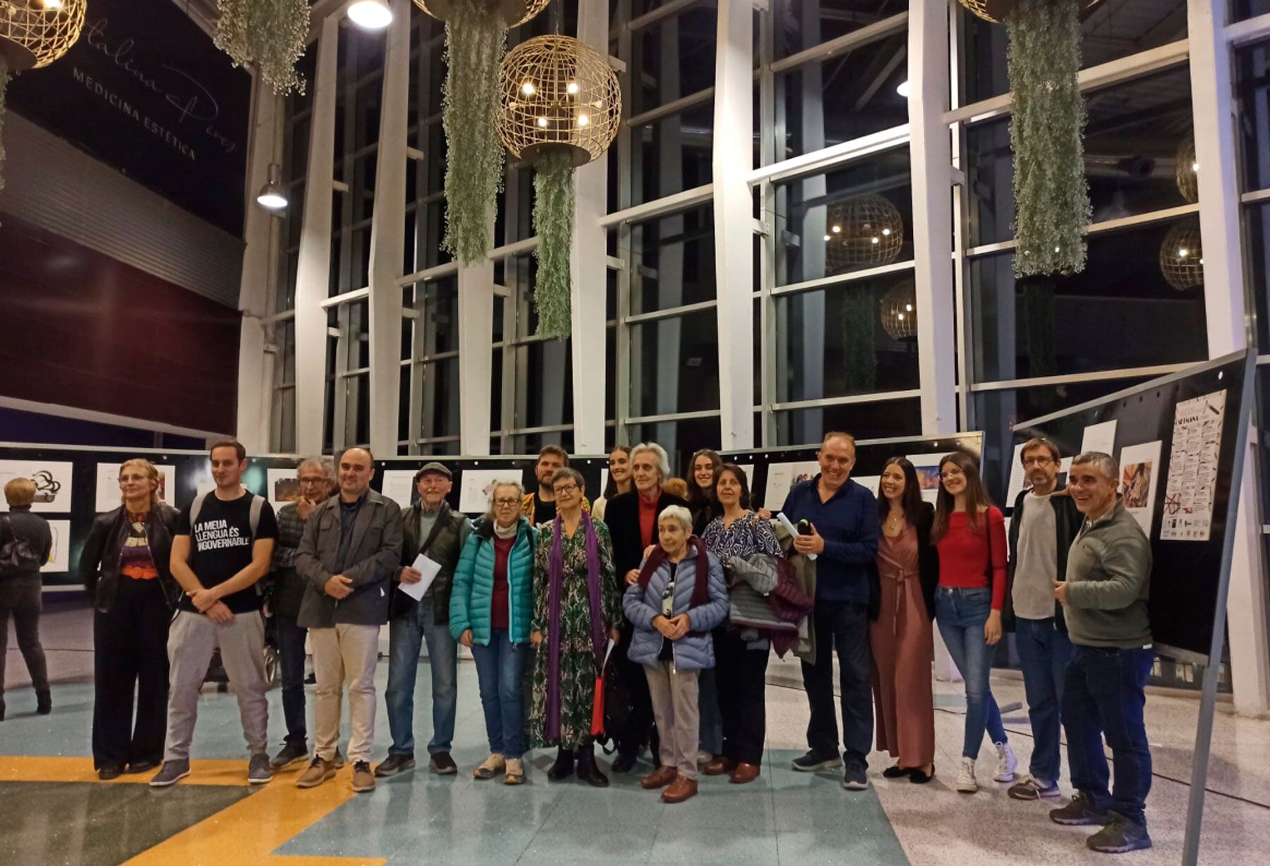 Foto de família d&#039;alguns dels participants en l&#039;exposició de microrelats en el Centre Comercial Alzamora