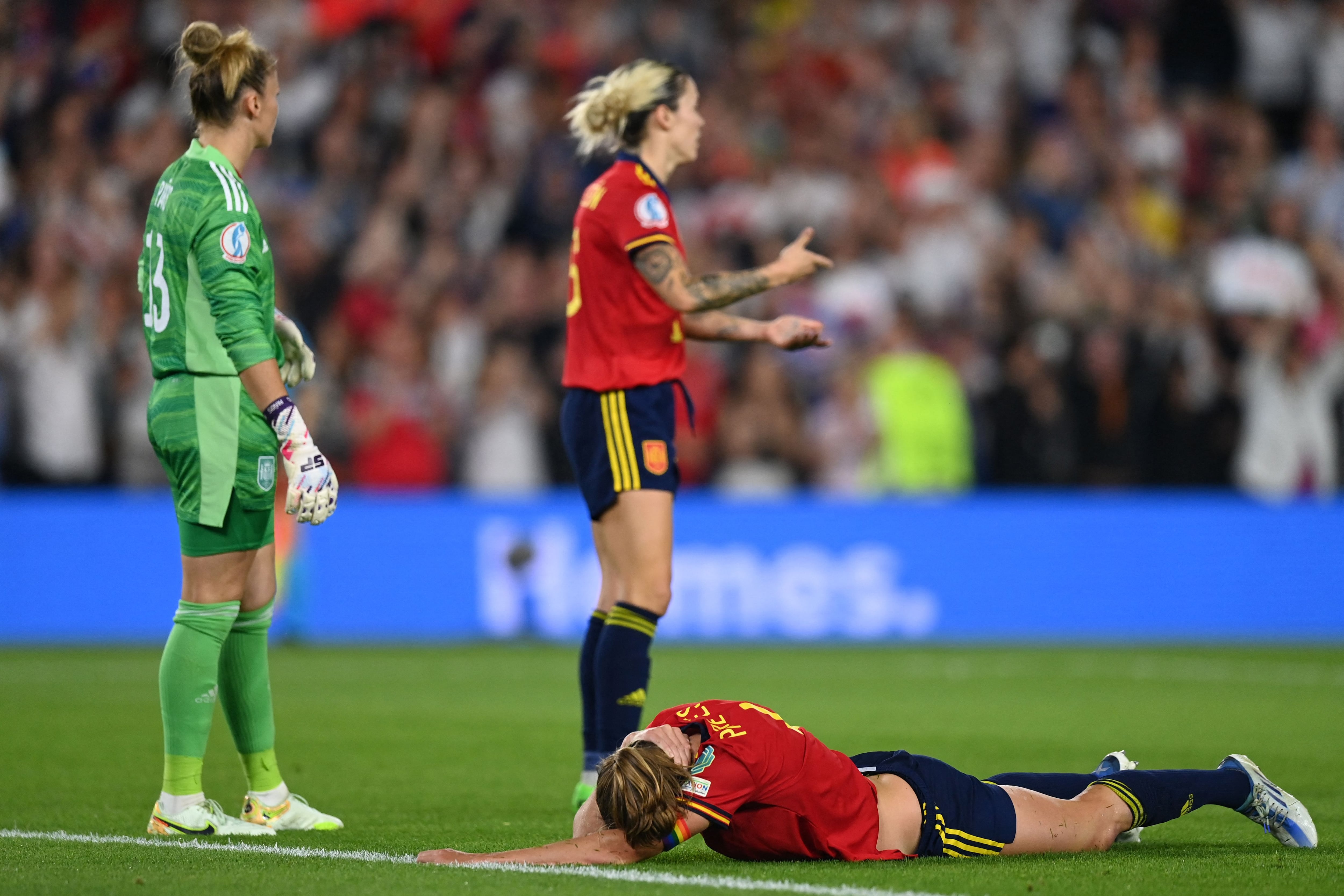 Irene Paredes, tendida en el suelo, tras el gol de Inglaterra. 