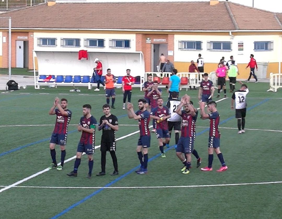 Los jugadores del CF Iliturgi 2016 agradeciendo el apoyo recibido desde las gradas por la afición azulgrana.