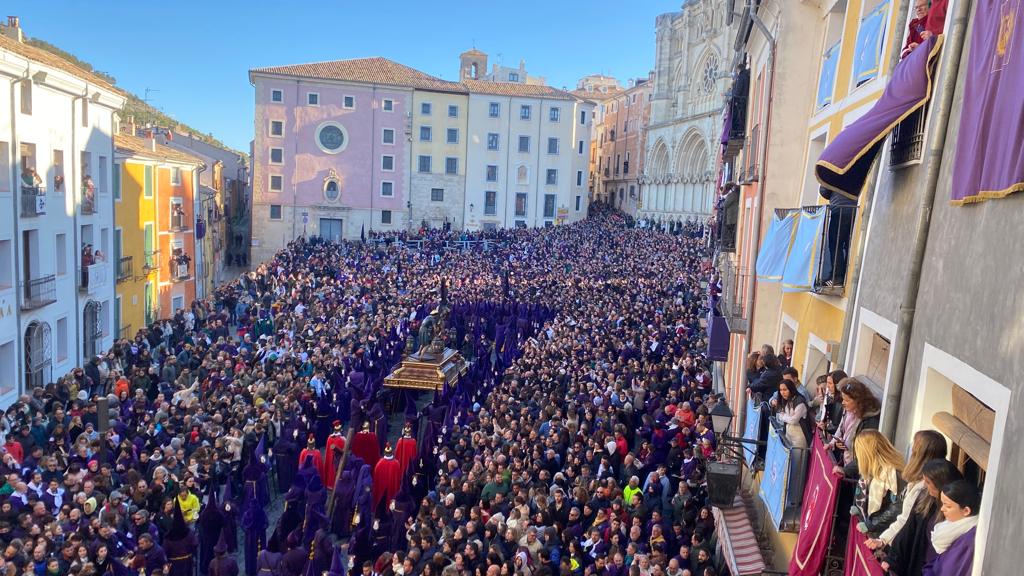 La precesión de las Turbas de Cuenca entrando en la plaza Mayor.