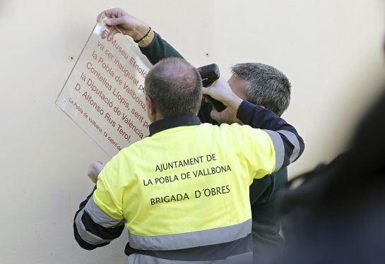 POBLA DE VALLBONA(VALENCIA), 02-02-2016.- El Ayuntamiento de la Pobla de Vallbona retira las placas de Alfonso Rus y Rafael Blasco