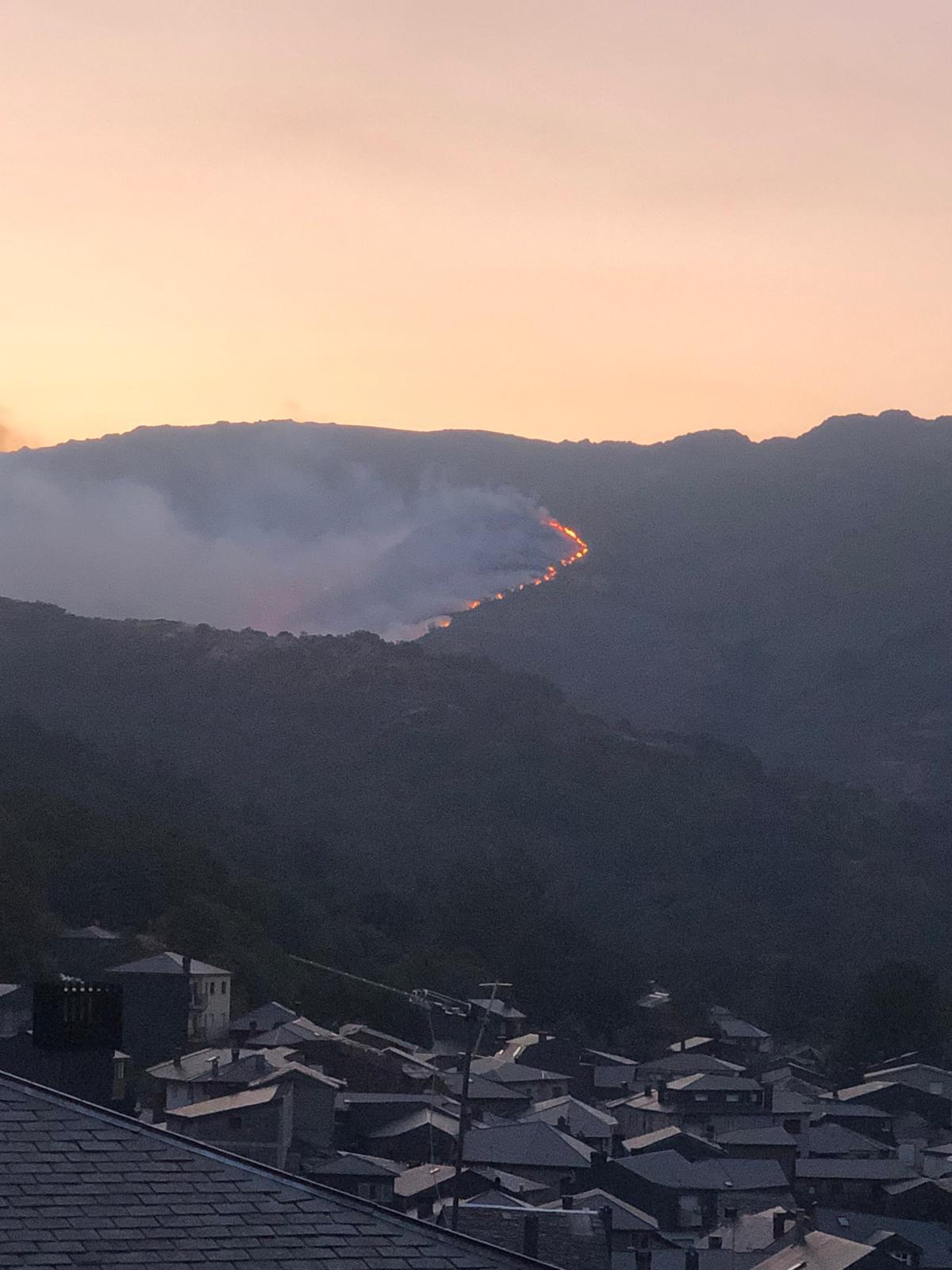 El viento da alas al incendio provocado por un rayo en Porto de Sanabria